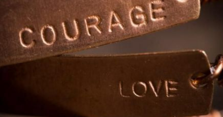 LA DÉCISION LA PLUS COURAGEUSE : SE FAIRE CONFIANCE.